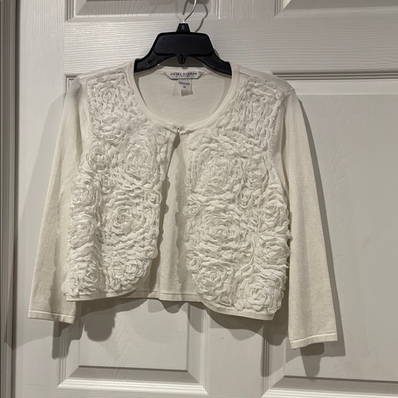 Peter Nygard Sweaters - Peter Nygard White Floral Appliqué Cropped Cardigan